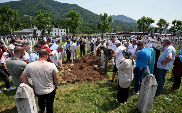 Les restes humains d'une personne disparue depuis 1995 sont enterrés dans un cimetière en Bosnie-Herzégovine.